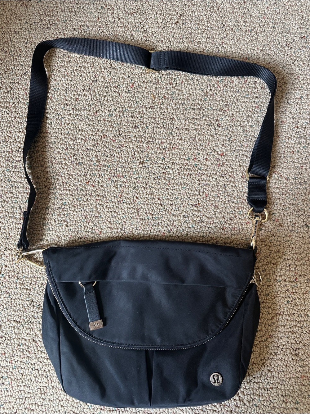 lululemon Black Crossbody all night festival Bag large black w gold hardware